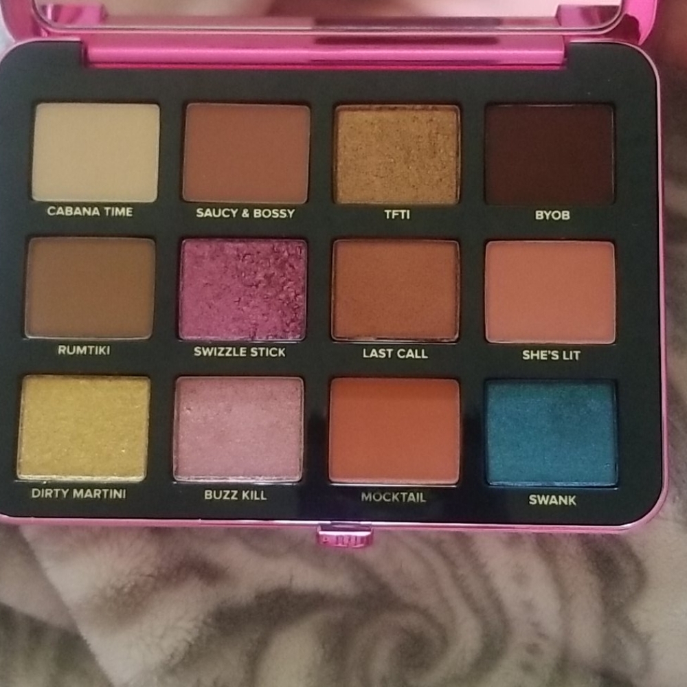 Too faced eye shadow pallet - Picture 4 of 4